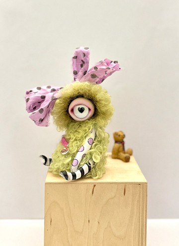 獨一無二的獨眼巨人藝術娃娃配粉紅蝴蝶結 – 手工紡織怪獸，收藏級玩具
