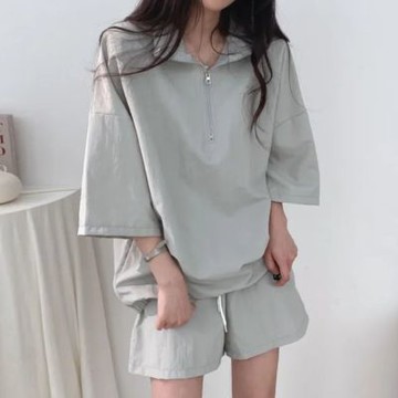 MOCO韓版chic百搭立領拉鍊風衣寬鬆上衣+高腰休閒運動闊腿短褲兩件式