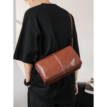 復古新款男士通勤單肩斜挎包韓版潮包小包簡約男包高級感枕頭包潮