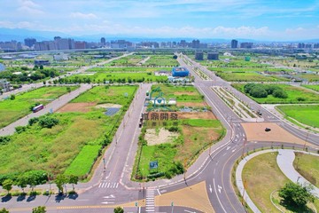 13期臨萬坪公園｜住1-1｜獨蓋透天店面大器!｜台中市南屯區楓溪段