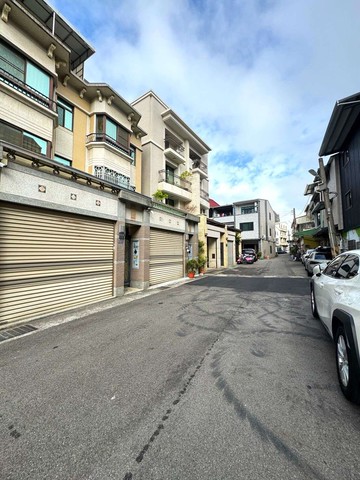 潭子輕屋齡前後臨路久樘車庫透天｜台中市潭子區雅豐街