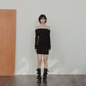 QUEENSHOP_F 女裝 長袖 細坑條外翻平領合身短洋裝-黑 現+預 【01087378】
