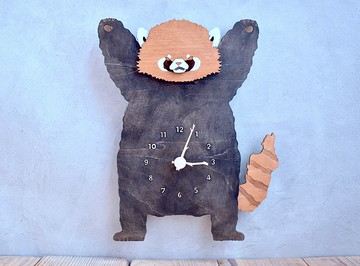 一個時鐘木掛鐘，一隻小熊貓以威脅的姿勢保護世界