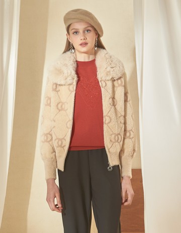 ★【喜芝梅】奢華印記 精緻圖案壓紋羊毛羊絨時尚毛領仿貂絨長袖外套(駝色；M-L) 224320106