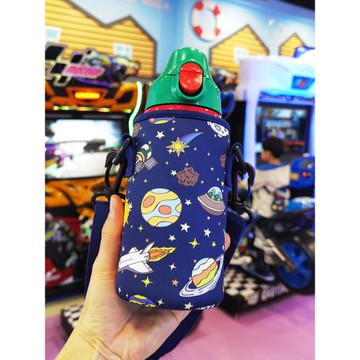 兒童水壺保溫杯套通用600ml斜跨可愛卡通水杯套保護套帶背帶防摔