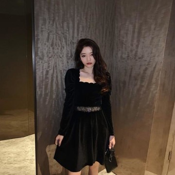 波浪邊方領禮服裙子平時可穿秋冬輕奢名媛氣質金絲絨連衣裙小黑裙