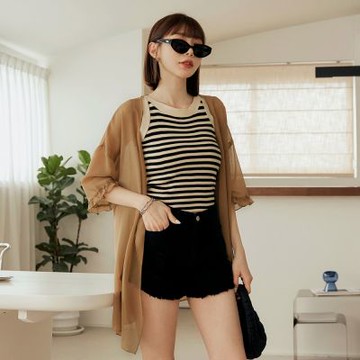 OB嚴選中大尺碼-輕柔透膚立體紋理荷葉袖罩衫《EA2961》