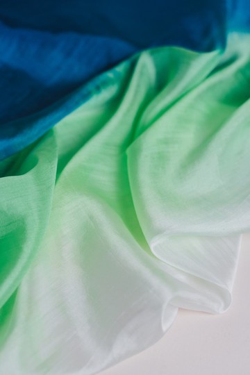 100% 桑蠶絲絲巾 – 手工染色、輕盈、藍綠漸層