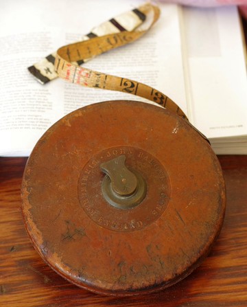 金銀寶貝 少見澳洲購入真皮老捲尺 紙鎮 擺飾  W934