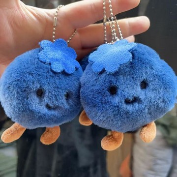 新品💖藍莓娃娃吊飾 毛絨公仔鑰匙圈 包包掛件 攔霉運 莓你不行 可愛生日禮物 閨蜜送禮 掛飾學生生日禮物解壓玩偶車內擺
