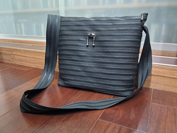 神秘黑男款拉鏈斜背包