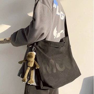 🔥台灣熱賣🔥帆布包 日系男生斜斜挎包 側背包 胸前包 單肩斜背包 大容量胸包 郵差包 上班包包 大托特包 工裝包包