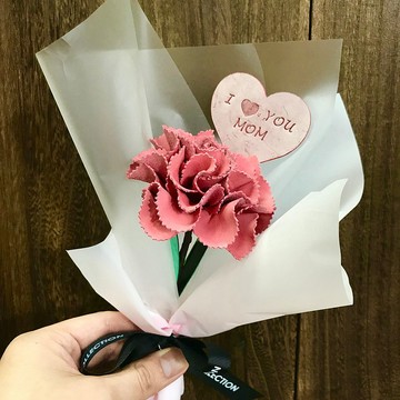 【客製化母親節禮物】手繪染色皮革康乃馨連心型皮革刻名牌花束