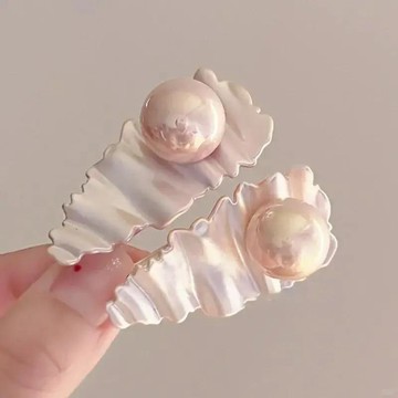 免運🔮波光粼粼~粉色仿貝珍珠褶皺金屬鴨嘴夾 甜美碎髮劉海夾髮夾髮飾女髮夾 髮圈 鯊魚夾 髮束 皮筋发饰 高彈力髮圈 頭