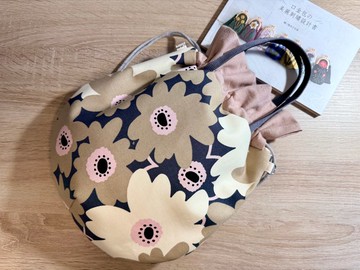 【現貨】小花球散步束口包 / 杏米花影