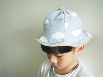 手作灰底白雲布製嬰兒/小童帽子