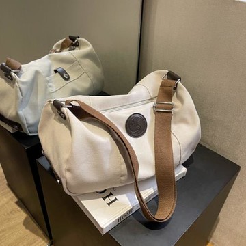 新款休閑慵懶風斜挎包帆布復古單根肩帶出游旅行男女通用純色2023