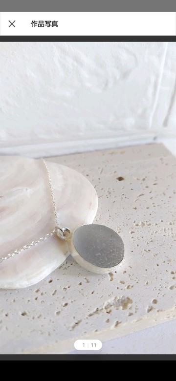 以灰藍色海玻璃搭配銀飾的墜飾