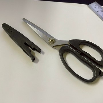 [沐沐屋] 寬握柄 帶蓋 事務剪刀