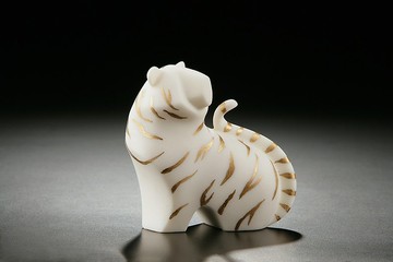 【成長系列-先鋒虎(白刷金)】筌美術_生肖 虎 - 造型石雕