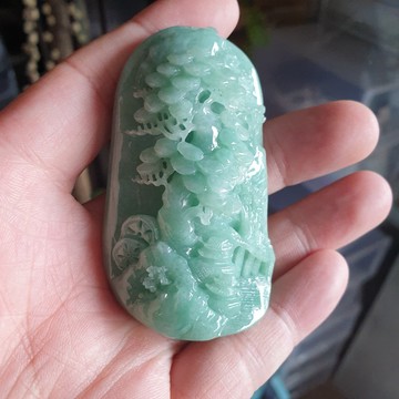 逸品軒~天然緬甸玉A貨-R1899-果綠山水貴人墜子 長70.5mm寬40.8mm厚20.3mm 雕工立體，顏色漂亮。