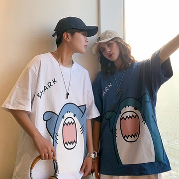 【Comoon _Shop】卡通鯊魚印花短袖 寬鬆BF風半袖 男生加肥加大短袖t恤男 大尺碼 情侶款 T恤 五分袖