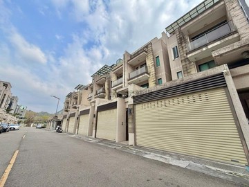 獨家｜廍子公園旁｜輕屋齡臨路別墅可營登｜台中市北屯區祥順三街