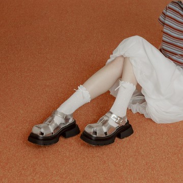 QUEENSHOP_S 女裝 蝴蝶結波點中筒襪 現+預 【07110613】