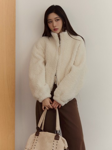 想多看妳一眼的女孩；顆粒絨口袋毛毛外套