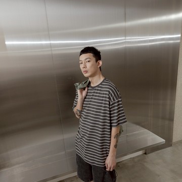 QUEENSHOP_ S 短袖 男裝 撞色條紋純棉短袖上衣 兩色售 S-XL 現+預 【01190182】