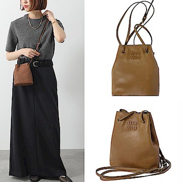 miu miu 字母浮雕 仿舊感納帕羊皮斜背迷你水桶包(咖啡)