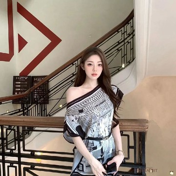 露肩t恤 斜肩t恤 辣妹上衣 女生上衣老錢風印花斜肩蝙蝠袖襯衫女夏季高級設計感小衆氣質絕美漂亮上衣