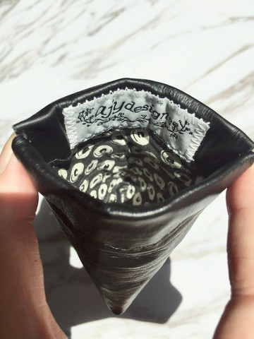 PY79-金字塔形狀黑色皮革彈片零錢包