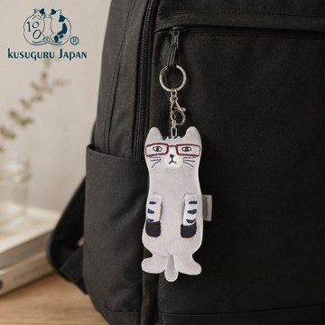 【日本Kusuguru】刺繡造型玩偶掛件 眼鏡貓灰