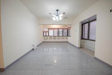 三多商圈世紀庭園超值採光通風佳+平車｜高雄市前鎮區三多三路