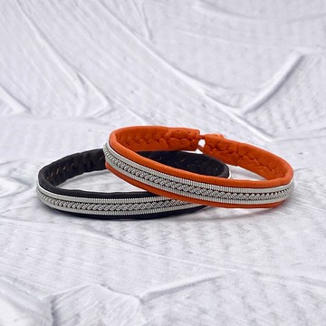 窄版真皮手環。薩米北歐風格飾品