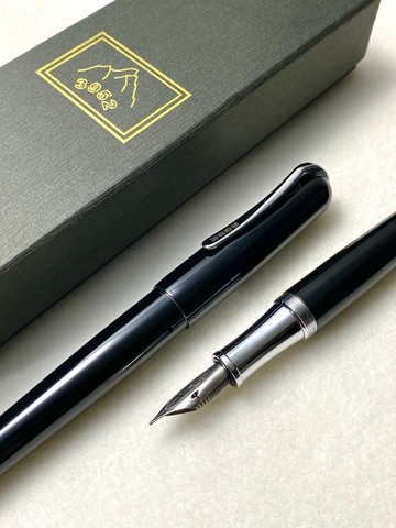 3952老山羊-BON1 曜石黑 亮面鋼琴烤漆 彈鋼刀尖(闕月刀)鋼筆