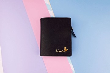 Pocket Book 經典短夾 黑色 頂級真皮製成，採用 Saffiano、Nappa 真皮材質