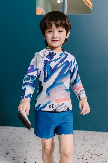 兒童長袖防曬泳衣，筆畫圖案，搭配三色褲，可雙面穿。