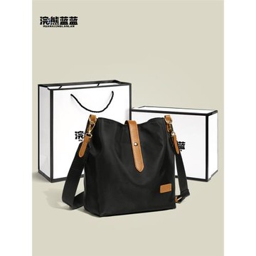 浣熊藍藍超火尼龍牛津布水桶包女2025新款秋大容量通勤單肩斜挎包