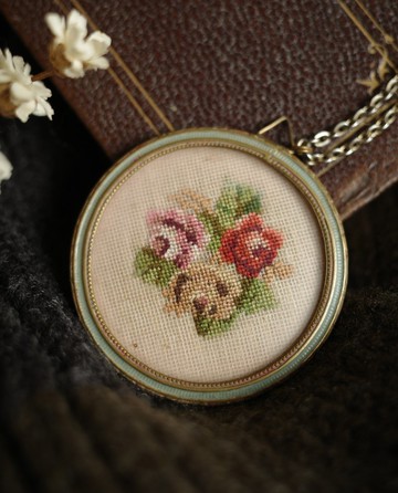 Damn Good Vintage 金色古典水藍琺瑯刺繡鏡子圓形項鍊 A24