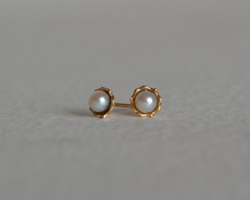 Frill Akoya Pearl Pierce