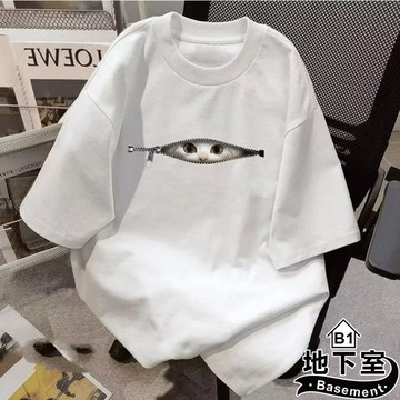 地下室B1-隔日到貨 短袖t恤 美式別緻復古白色拉鍊貓咪印花短袖T恤 圓領 五分袖 大尺碼8XL【NL625292】