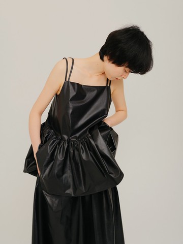 光澤感黑色 可調節式雙肩帶 百褶設計下擺 吊帶上衣