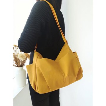 日系輕便多口袋休閑防水尼龍斜挎包2025小眾感通勤大容量單肩布包