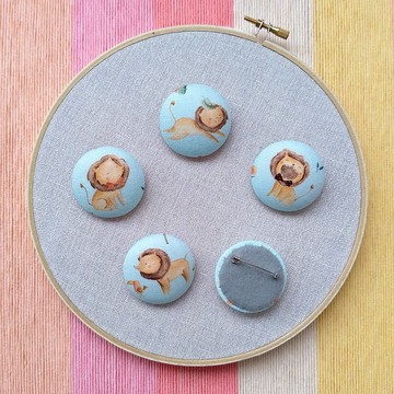 悠閒獅子別針 1個 /包釦別針/布胸針/韓國布料