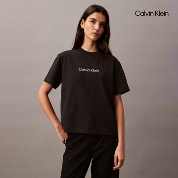 【Calvin Klein】 CK Calvin Klein Hero Modern 方形剪裁 T 恤_黑色