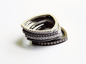 925銀鍍18K黑金鑲方晶鋯石戒指一隻