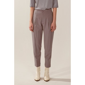 AVVJOY簡約假口袋立體西裝煙管褲面料輕薄舒適煙管褲版型加上打褶設計修飾腿型效果絕佳