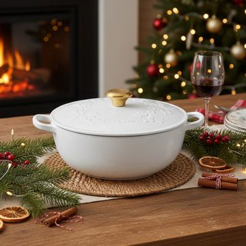 Le Creuset 歡樂耶誕系列 媽咪鑄鐵鍋 26cm 棉花白 金頭 法國製 炒鍋 湯鍋 燉鍋 (電磁爐 IH爐可用)